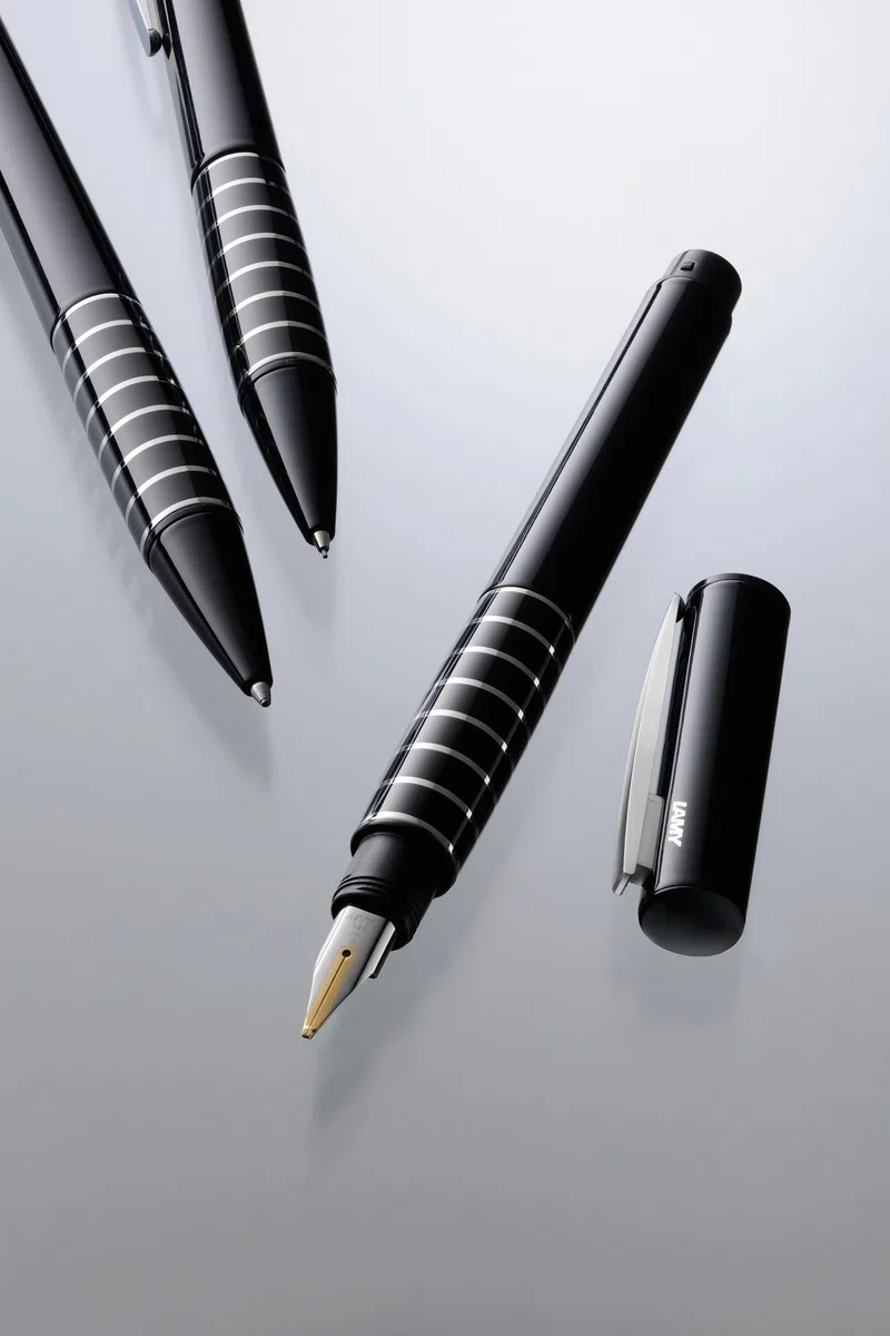 Lamy accent hochglänzender Füllhalter 098 im Lack-Finish mit austauschbarem Griffstück mit Zierringen diamantiert und Stahlfeder Federstärke Fein, inkl. Tintenpatrone T 10 blau